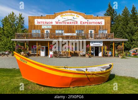 Vue sur Whitewater Expeditions et bateau d'exposition à Clearwater, Colombie-Britannique, Canada, Amérique du Nord Banque D'Images