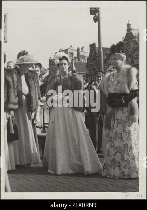 La reine Juliana a fait un tour en voiture d'Amsterdam dans le Golden Coach. Princesse Margaret Rose pleine d'admiration pour la calèche dorée à la monnaie, septembre 1948, maison royale, couronnement, princesses, Circuits en voiture, pays-Bas, photo de l'agence de presse du XXe siècle, nouvelles à retenir, documentaire, photographie historique 1945-1990, histoires visuelles, L'histoire humaine du XXe siècle, immortaliser des moments dans le temps Banque D'Images