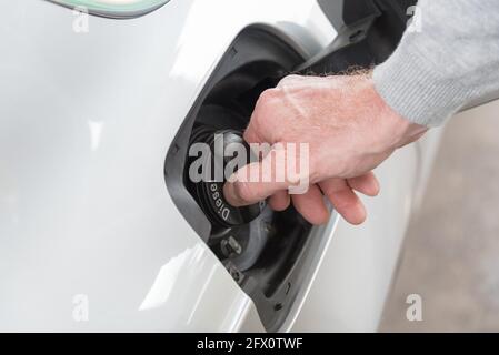 Ouverture manuelle du bouchon du réservoir de carburant Banque D'Images