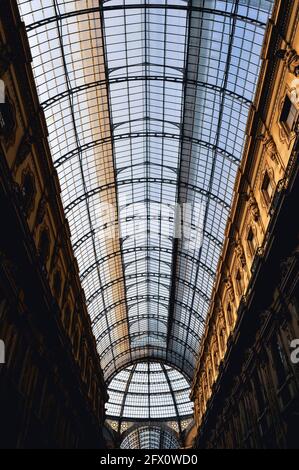 Un point de vue de luxe dans l'une des deux arcades, voûtée en verre et en fonte, qui se croisent sous un dôme vitré pour former l'un des centres commerciaux les plus élégants du monde, la Galleria Vittorio Emanuele II à Milan, Lombardie, Italie. La Galleria, construite de 1865 à 1877 pour relier la Piazza del Duomo et la Piazza della Scala, qui abrite l'opéra Teatro alla Scala, porte le nom du premier monarque du Royaume d'Italie. Il abrite quelques-unes des marques de mode haut de gamme les plus connues au monde, ainsi que des marchands de livres et d'art et certains des plus anciens et meilleurs restaurants de la ville. Banque D'Images