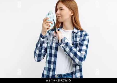 Portrait de la jeune femme utilisant un masque à oxygène, la femme a de la difficulté à respirer, le traitement sur fond blanc isolé Banque D'Images