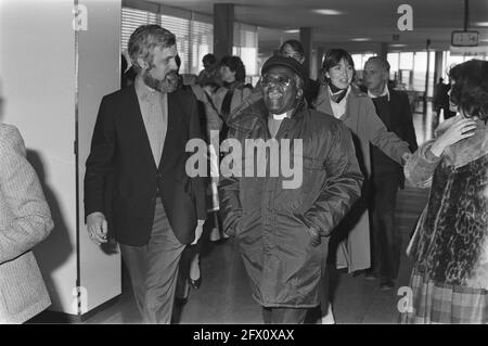 Desmond Tutu, évêque sud-africain, est pris en charge à l'aéroport de Schiphol par Jan Schipper (l) (KAIROS), 25 mars 1984, évêques, pays-Bas, agence de presse du XXe siècle photo, nouvelles à retenir, documentaire, photographie historique 1945-1990, histoires visuelles, L'histoire humaine du XXe siècle, immortaliser des moments dans le temps Banque D'Images