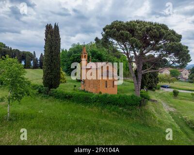 Vue de drone depuis le dessus de l'église rouge de Pomelasca Drone depuis le dessus de l'église rouge de Pomelasca située dans la campagne Lombardie, Inver Banque D'Images