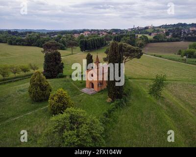 Vue de drone depuis le dessus de l'église rouge de Pomelasca Drone depuis le dessus de l'église rouge de Pomelasca située dans la campagne Lombardie, Inver Banque D'Images