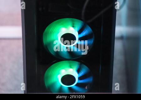 Eclairage vert, vert et jaune d'un système PC plus froid. Ventilateur d'ordinateur avec éclairage par LED. Rétroéclairage. Refroidisseur. Banque D'Images