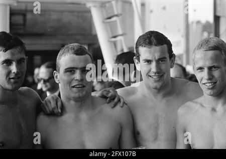 Championnats de natation à Emmen, quatre fois 200 mètres freestyle record hollandais de gauche à droite B. Kammeijer, A. Oudt N. van de Voet, R. Verroen, 8 août 1965, championnats, Nageurs, pays-Bas, Agence de presse du XXe siècle photo, nouvelles à retenir, documentaire, photographie historique 1945-1990, histoires visuelles, L'histoire humaine du XXe siècle, immortaliser des moments dans le temps Banque D'Images