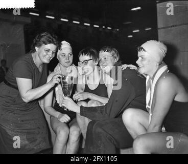 Concours de natation pour le Moeder Triebet Beker à Amsterdam, 19 décembre 1959, CONDITIONS DE NATATION, pays-Bas, agence de presse du xxe siècle photo, nouvelles à retenir, documentaire, photographie historique 1945-1990, histoires visuelles, L'histoire humaine du XXe siècle, immortaliser des moments dans le temps Banque D'Images