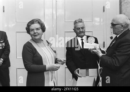 La reine Juliana reçoit une trentaine d'échelles avec femme au palais Soestdijk, le 1er décembre 1970, reines, reçus, Pays-Bas, Agence de presse du XXe siècle photo, nouvelles à retenir, documentaire, photographie historique 1945-1990, histoires visuelles, L'histoire humaine du XXe siècle, immortaliser des moments dans le temps Banque D'Images