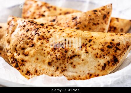 Empanadas chiliennes traditionnelles dans un panier Banque D'Images