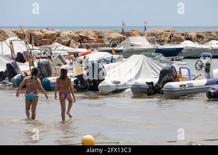 Torrenostra, Espagne - 11 juillet 2020: Bateaux de différents types, dans la petite marina Torre Nostra, sur la plage, près de Torremblanca, province de Castellon, M Banque D'Images