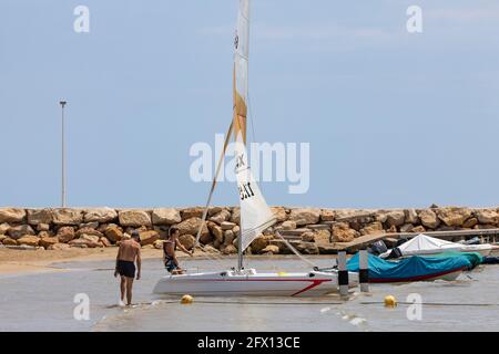 Torrenostra, Espagne - 11 juillet 2020: Bateaux de différents types, dans la petite marina Torre Nostra, sur la plage, près de Torremblanca, province de Castellon, M Banque D'Images