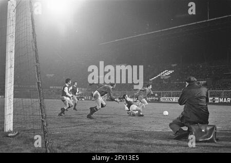 Ajax - Arsenal, 1-0. Demi-finale Jaarbeursstedenbeker.Johan Cruijff (à droite) en duel avec Peter Story, gardien de but de gauche Bob Wilson, 15 avril 1970, football, pays-Bas, agence de presse du xxe siècle photo, nouvelles à retenir, documentaire, photographie historique 1945-1990, histoires visuelles, L'histoire humaine du XXe siècle, immortaliser des moments dans le temps Banque D'Images