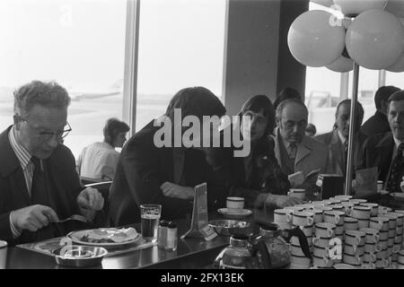 Ajax (Jan Mulder et Johan Cruijff) avant de partir pour Madrid pour le match de retour contre Real Madrid., 22 avril 1973, sports, aéroports, Football, footballeurs, pays-Bas, agence de presse du XXe siècle photo, news to remember, documentaire, photographie historique 1945-1990, histoires visuelles, L'histoire humaine du XXe siècle, immortaliser des moments dans le temps Banque D'Images