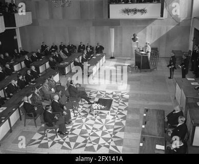 La reine Juliana ouvre une nouvelle maison provinciale à Arnhem, le 11 septembre 1954, reines, maison royale, Ouvertures, maisons provinciales, pays-Bas, Agence de presse du XXe siècle photo, nouvelles à retenir, documentaire, photographie historique 1945-1990, histoires visuelles, L'histoire humaine du XXe siècle, immortaliser des moments dans le temps Banque D'Images