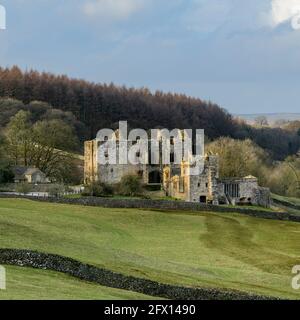 Barden Tower (ancien pavillon de chasse historique ruiné dans un cadre magnifique à la campagne) - pittoresque village rural de Bolton Abbey Estate, Yorkshire Dales, Angleterre, Royaume-Uni. Banque D'Images