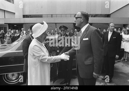 Queen Juliana lors d'une promenade dans le quartier d'Amsterdam à Haarlem, 30 juin 1972, visites, reines, Pays-Bas, Agence de presse du XXe siècle photo, nouvelles à retenir, documentaire, photographie historique 1945-1990, histoires visuelles, L'histoire humaine du XXe siècle, immortaliser des moments dans le temps Banque D'Images