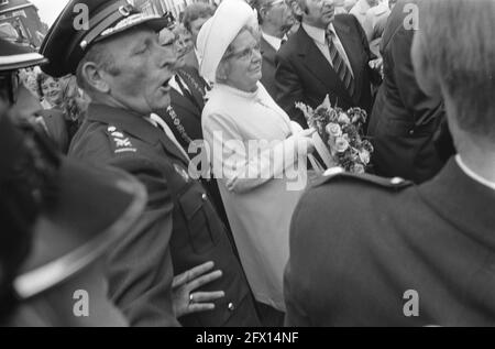 La reine Juliana lors d'une promenade dans le quartier d'Amsterdam à Haarlem, accompagnée du maire de Haarlem, m.. dr. Leonard de Gou, 30 juin 1972, visites, maires, queens, pays-Bas, agence de presse du XXe siècle photo, news to remember, documentaire, photographie historique 1945-1990, histoires visuelles, L'histoire humaine du XXe siècle, immortaliser des moments dans le temps Banque D'Images