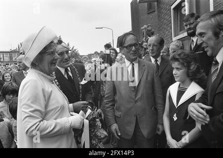 La reine Juliana lors d'une promenade dans le quartier d'Amsterdam à Haarlem, accompagnée du maire de Haarlem, m.. dr. Leonard de Gou, 30 juin 1972, visites, maires, queens, pays-Bas, agence de presse du XXe siècle photo, news to remember, documentaire, photographie historique 1945-1990, histoires visuelles, L'histoire humaine du XXe siècle, immortaliser des moments dans le temps Banque D'Images