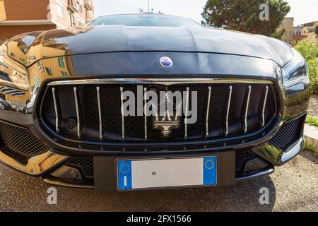Rome,Italie - 06 mai 2021: Vue rapprochée de l'avant de bas angle de luxe moderne et rapide voiture de berline italienne Maserati Quattroporte en bleu marine produit Banque D'Images