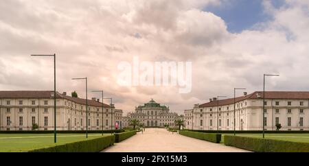 Stupinigi, Turin, Italie : palais de chasse royal historique de la maison royale de Savoie, panoramique avec ciel nuageux spectaculaire Banque D'Images