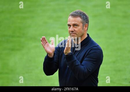 FEUILLETEZ NOUVEAU FORMATEUR FÉDÉRAL !. Archive photo: Hans Dieter Flick (Hansi, coach FC Bayern Munich), geste, image unique, rognée motif unique, demi-figure, demi-chiffre. Football 1ère saison Bundesliga 2020/2021, 34ème jour de match, matchday34, FC Bayern Munich - FC Augsburg 5-2 le 22 mai 2021 à Muenchen ALLIANZ ARENA. Â Â Â Â Banque D'Images