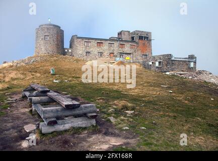 Les ruines de l'observatoire PIP Ivan sur le sommet du mont PIP Ivan, Carpathia montagnes, Trans Carpathia, Ukraine Banque D'Images