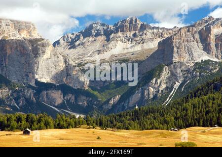 petite cabane en bois dans les montagnes des Alpes dolomities, dolomiti italien, Italie Banque D'Images