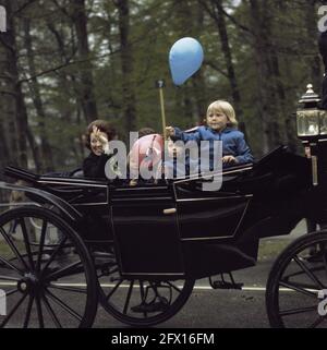 Queen's Day 1974, defile Soestdijk; Princess Beatrix e Princes in open caleche (également Reine Juliana et Prince Bernhard ), 30 avril 1975, defiles, pays-Bas, agence de presse du XXe siècle photo, news to remember, documentaire, photographie historique 1945-1990, histoires visuelles, L'histoire humaine du XXe siècle, immortaliser des moments dans le temps Banque D'Images