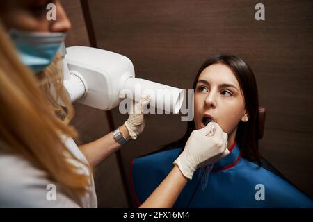 Film radiographique placé dans la bouche de la femme pendant l'inspection des dents Banque D'Images