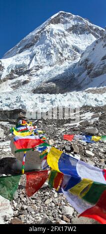 Vue depuis le camp de base du mont Everest, tentes et drapeaux de prière, parc national de sagarmatha, vallée de Khumbu, solukhumbu, montagnes de l'Himalaya du Népal Banque D'Images
