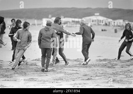 Ajax sur la plage près de Wassenaar, les joueurs regardent les pêcheurs de crevettes, 27 septembre 1972, sports, plages, Joueurs de football, pays-Bas, agence de presse du XXe siècle photo, news to remember, documentaire, photographie historique 1945-1990, histoires visuelles, L'histoire humaine du XXe siècle, immortaliser des moments dans le temps Banque D'Images