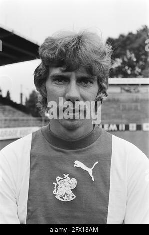 Ajax présente une nouvelle sélection (Amsterdam); non 19 ?, non 20 Helling, non 21 Tahamata, non 22 Lubecke (têtes), 13 juillet 1977, sports, football, Pays-Bas, Agence de presse du XXe siècle photo, nouvelles à retenir, documentaire, photographie historique 1945-1990, histoires visuelles, L'histoire humaine du XXe siècle, immortaliser des moments dans le temps Banque D'Images