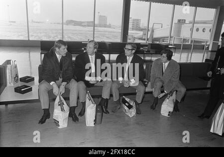 Les joueurs d'Ajax ont quitté l'aéroport de Schiphol pour Lisbonne les joueurs d'Ajax en attente de départ, le 17 février 1969, joueurs, sports, Aéroports, football, pays-Bas, agence de presse du XXe siècle photo, news to remember, documentaire, photographie historique 1945-1990, histoires visuelles, L'histoire humaine du XXe siècle, immortaliser des moments dans le temps Banque D'Images