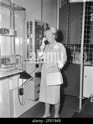 Visite royale à Amsterdam, la reine Juliana ayant une conversation téléphonique, 7 septembre 1959, reines, téléphones, Pays-Bas, Agence de presse du XXe siècle photo, nouvelles à retenir, documentaire, photographie historique 1945-1990, histoires visuelles, L'histoire humaine du XXe siècle, immortaliser des moments dans le temps Banque D'Images