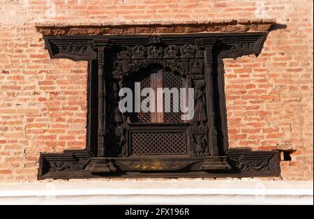 Fenêtre en bois sculpté et détails de la porte sur le Palais Royal. Place Durbar, Patan, Katmandou, Népal Banque D'Images