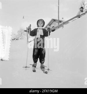 Visite royale à Grindelwald (Marijke sur ses skis), 31 décembre 1953, princesses, ski, Pays-Bas, Agence de presse du XXe siècle photo, nouvelles à retenir, documentaire, photographie historique 1945-1990, histoires visuelles, L'histoire humaine du XXe siècle, immortaliser des moments dans le temps Banque D'Images