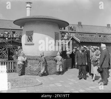 Visite royale à Leiden. Ouverture du terrain de jeux Ons Eiland à la Kortenaerstraat à Leiden par la reine Juliana, 21 mai 1954, visites, reines, maison royale, terrains de jeux, pays-Bas, agence de presse du XXe siècle photo, news to remember, documentaire, photographie historique 1945-1990, histoires visuelles, L'histoire humaine du XXe siècle, immortaliser des moments dans le temps Banque D'Images