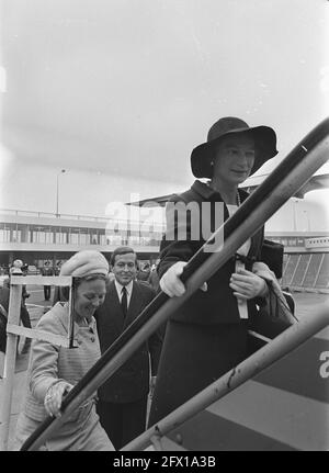 Visite royale à Zeeland. Grand duchesse, princesse Beatrix et prince Claus sur le chemin de l'avion, 14 septembre 1967, pays-Bas, agence de presse du XXe siècle photo, nouvelles à retenir, documentaire, photographie historique 1945-1990, histoires visuelles, L'histoire humaine du XXe siècle, immortaliser des moments dans le temps Banque D'Images