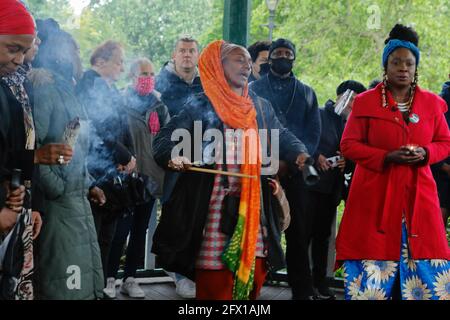 Londres (Royaume-Uni), 24 mai 2021 : des amis et des membres de la famille se réunissent à Ruskin Park près de King's College Hospital pour une veillée pour Sasha Johnson, activiste de tir. Johnson W Banque D'Images