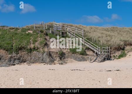 Marches désertes menant à une plage vide sur la côte nord de Cornwall, au Royaume-Uni Banque D'Images