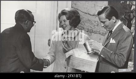 maison royale, princes, princesses, cadeaux, félicitations, Beatrix, princesse, Claus, prince, mars 6, 1966, félicitations, cadeaux, maison royale, princes, Princesses, pays-Bas, agence de presse du XXe siècle photo, news to remember, documentaire, photographie historique 1945-1990, histoires visuelles, L'histoire humaine du XXe siècle, immortaliser des moments dans le temps Banque D'Images