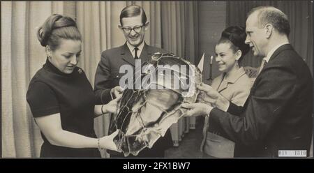 maison royale, princes, princesses, cadeaux, ministres, Haseth C.P.d., Jonckheer Mme K., Margriet, princesse, janvier 11, 1967, cadeaux, maison royale, ministres, princes, Princesses, pays-Bas, agence de presse du XXe siècle photo, news to remember, documentaire, photographie historique 1945-1990, histoires visuelles, L'histoire humaine du XXe siècle, immortaliser des moments dans le temps Banque D'Images