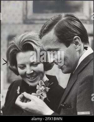 Maison royale, princes, princesses, cadeaux, Beatrix, princesse, Claus, prince, 19 février 1966, Cadeaux, maison royale, princes, princesses, pays-Bas, agence de presse du xxe siècle photo, nouvelles à retenir, documentaire, photographie historique 1945-1990, histoires visuelles, L'histoire humaine du XXe siècle, immortaliser des moments dans le temps Banque D'Images