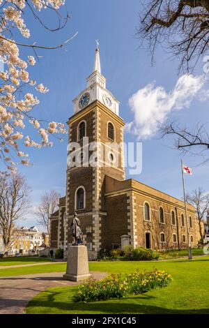 Église Saint-Georges de Gravesend avec la statue à Pocahontas in Premier plan Banque D'Images