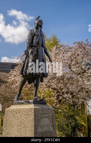 St Georges Churchyard Gravesend avec la statue à Pocahontas in Premier plan Banque D'Images