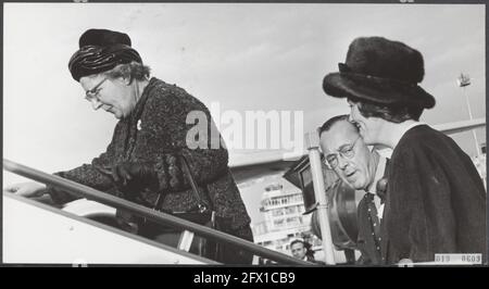 Maison royale, princesses, reines, princesses, départures, Aéroports, Beatrix, princesse, Bernhard, prince, Juliana, reine, 1er octobre 1964, départs, queens, maison royale, princes, princesses, aéroports, Pays-Bas, Agence de presse du XXe siècle photo, nouvelles à retenir, documentaire, photographie historique 1945-1990, histoires visuelles, L'histoire humaine du XXe siècle, immortaliser des moments dans le temps Banque D'Images