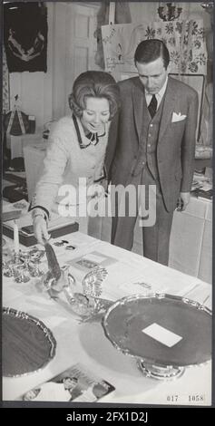 maison royale, princesses, princes, cadeaux, mariages, Beatrix, princesse, Claus, prince, Utrecht, 6 mars 1966, cadeaux, mariages, maison royale, princes, princesses, pays-Bas, agence de presse du XXe siècle photo, news to remember, documentaire, photographie historique 1945-1990, histoires visuelles, L'histoire humaine du XXe siècle, immortaliser des moments dans le temps Banque D'Images