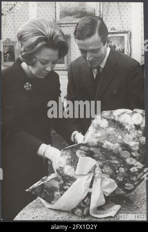 maison royale, princesses, princes, cadeaux, mariages, Beatrix, princesse, Claus, prince, Utrecht, 19 février 1966, cadeaux, mariages, maison royale, princes, princesses, pays-Bas, agence de presse du XXe siècle photo, news to remember, documentaire, photographie historique 1945-1990, histoires visuelles, L'histoire humaine du XXe siècle, immortaliser des moments dans le temps Banque D'Images