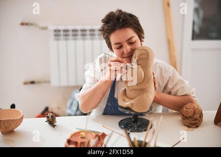 Poterie expert façonnage pot dans les mains de la figure d'argile Banque D'Images