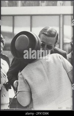 Maison royale, princesses, princes, DÉPART, adieu, Aéroports, Claus, prince, Juliana, Queen, 2 juillet 1966, DÉPART, adieu, maison royale, princes, princesses, aéroports, pays-Bas, agence de presse du XXe siècle photo, news to remember, documentaire, photographie historique 1945-1990, histoires visuelles, L'histoire humaine du XXe siècle, immortaliser des moments dans le temps Banque D'Images